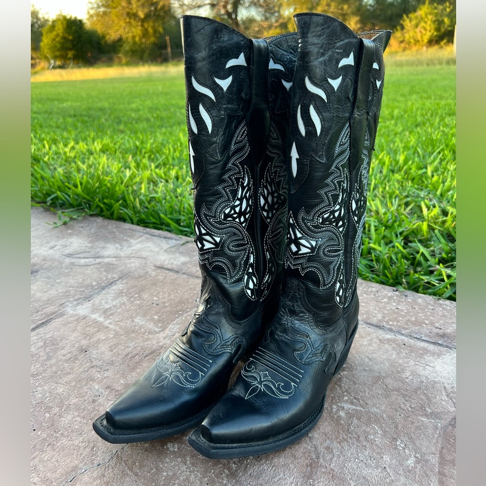 Stylish Black and White Western Heeled Boots - Picture 4 of 16
